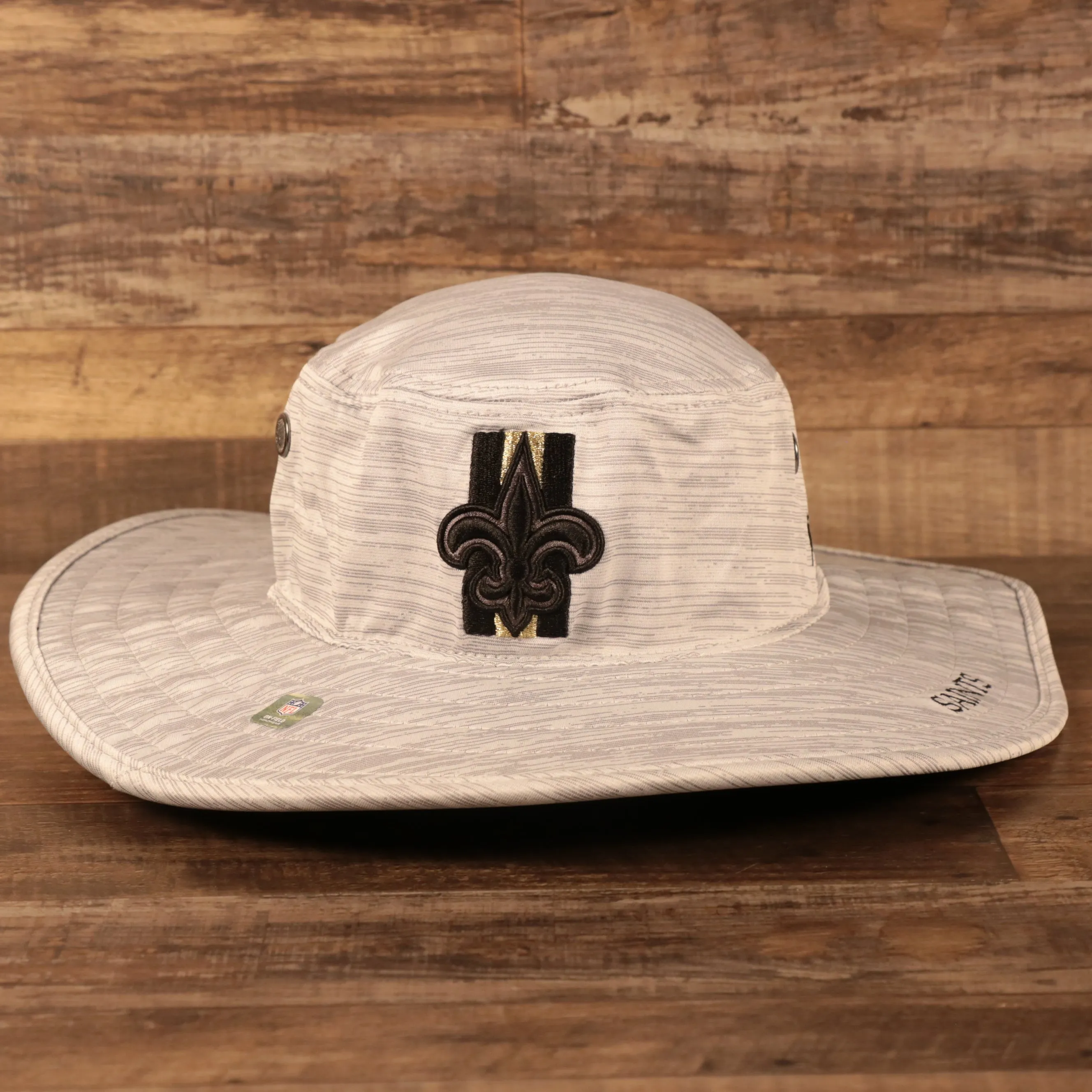 NEW ERA | NEW ORLEANS SAINTS | NFL TRAINING 2021 | PANAMA BUCKET HAT | SAINTS SCRIPT BRIM | BLACK BOTTOM | GRAY | OSFM