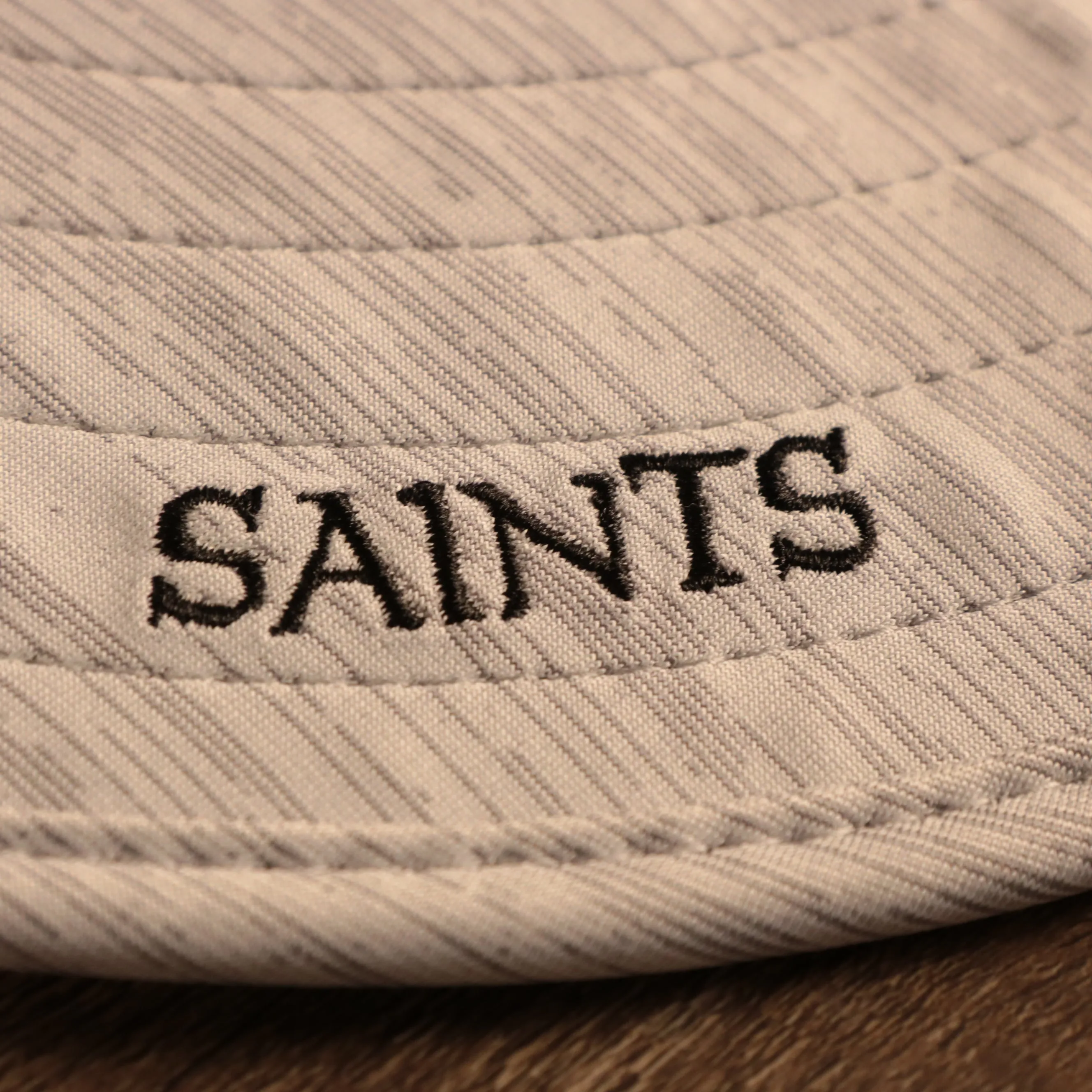 NEW ERA | NEW ORLEANS SAINTS | NFL TRAINING 2021 | PANAMA BUCKET HAT | SAINTS SCRIPT BRIM | BLACK BOTTOM | GRAY | OSFM