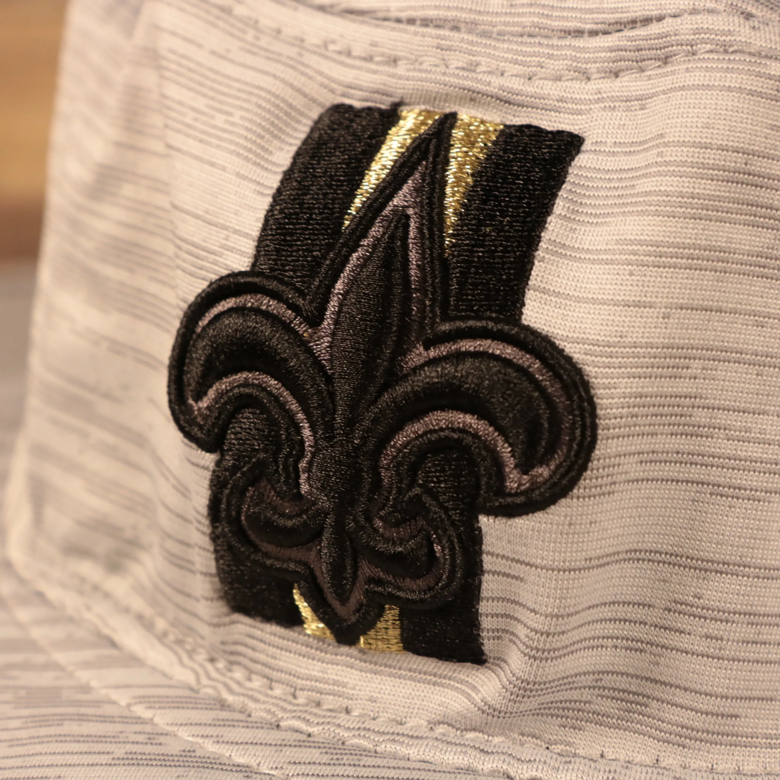 NEW ERA | NEW ORLEANS SAINTS | NFL TRAINING 2021 | PANAMA BUCKET HAT | SAINTS SCRIPT BRIM | BLACK BOTTOM | GRAY | OSFM